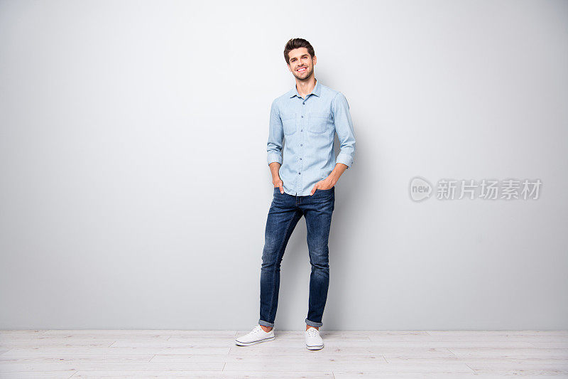 Full - length photo charming charming guy from university college put hands in pocket stand in listen true rich rich macho attract girls穿时尚的白色衣服孤立的灰色背景